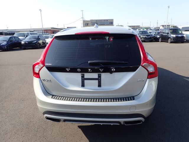 Image for 2017 Volvo V60 Cross Country 2.0 D4 CROSS COUNTRY SE LUXURY DIESEL 190 BHP AUTOMATIC // FULL LEATHER ELECTRIC SEATS // REVERSING CAMERA // CRUISE CONTROL // LANE ASSIST // COLLISION WARNING SYSTEM // TOP SPEC