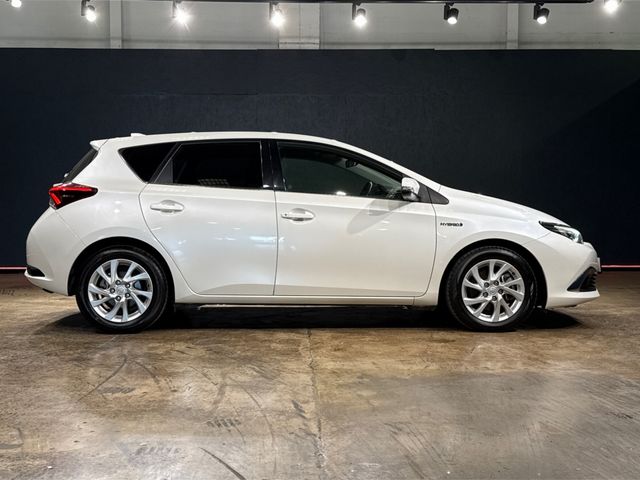 Image for 2017 Toyota Auris HYBRID 1.8 AUTOMATIC - HALF BLACK LEATHER - FACTORY ALLOYS - REAR CAMERA - TOYOTA SAFETY SENSE