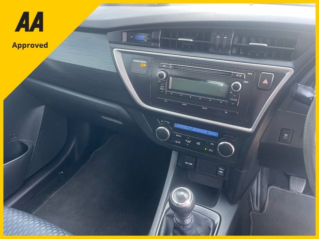 Image for 2015 Toyota Auris 1.4 D-4D TERRA FREE DELIVERY