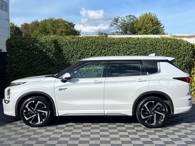 Image for 2022 Mitsubishi Outlander 7-SEATER 2.4 HYBRID AUTO // BOSE SOUND SYSTEM // DIAMOND CUT ALLOYS // APPLE CARPLAY/ANDROID AUTO