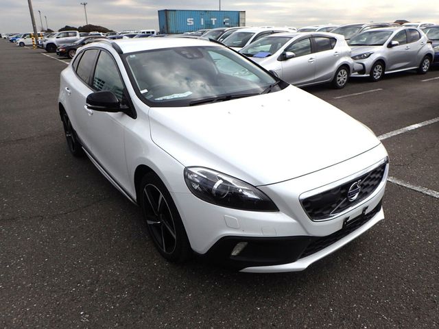 Image for 2016 Volvo V40 2.0 D4 CROSS COUNTRY SE LUXURY DIESEL 190 BHP AUTOMATIC // PEARL WHITE METALLIC // FULL LEATHER ELECTRIC SEATS // REVERSING CAMERA // CRUISE CONTROL // LANE ASSIST // TOP SPEC // AA APPROVED 2026