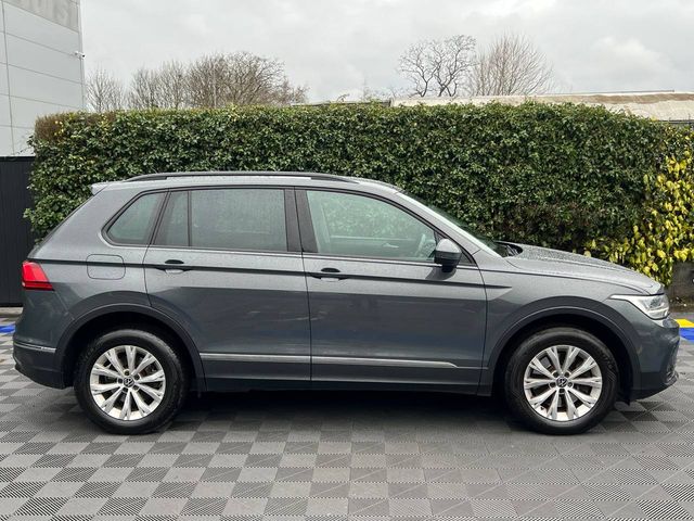 Image for 2023 Volkswagen Tiguan LIFE 1.4 HYBRID // DIGITAL CLUSTER // APPLE CARPLAY/ANDROID AUTO // DUAL ZONE CLIMATE CONTROL