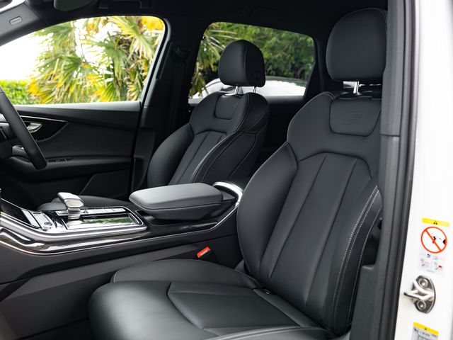 Image for 2026 Audi Q7 TFSI e S Line Black Edition