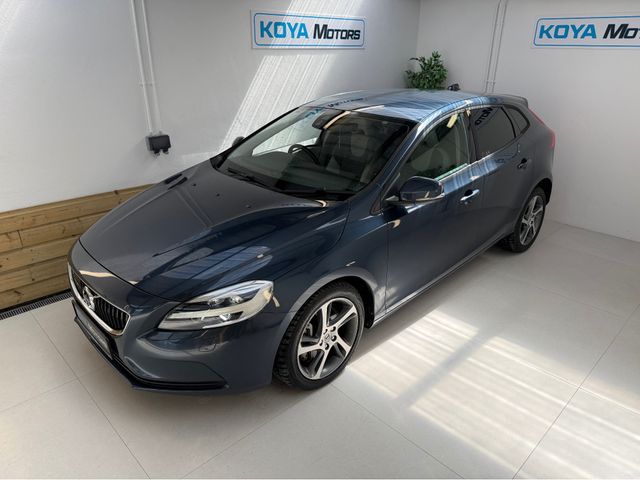 Image for 2019 Volvo V40 2.0 D4 SE LUXURY PLUS DIESEL AUTOMATIC // MASSIVE SPEC // HALF HEATED LEATHER // REVERSING CAMERA // CRUISE CONTROL // LANE ASSIST // COLLISION WARNING SYSTEM // UPGRADED SPORT ALLOYS