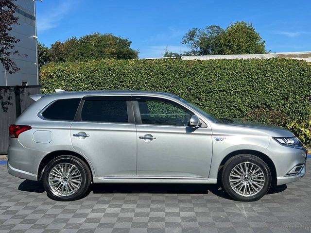 Image for 2022 Mitsubishi Outlander 2.4 PLUG-IN HYBRID AUTO // LEATHER/ALCANTARA HEATED SEATS // 360 PARKING CAMERA // ADAPTIVE CRUISE CONTROL