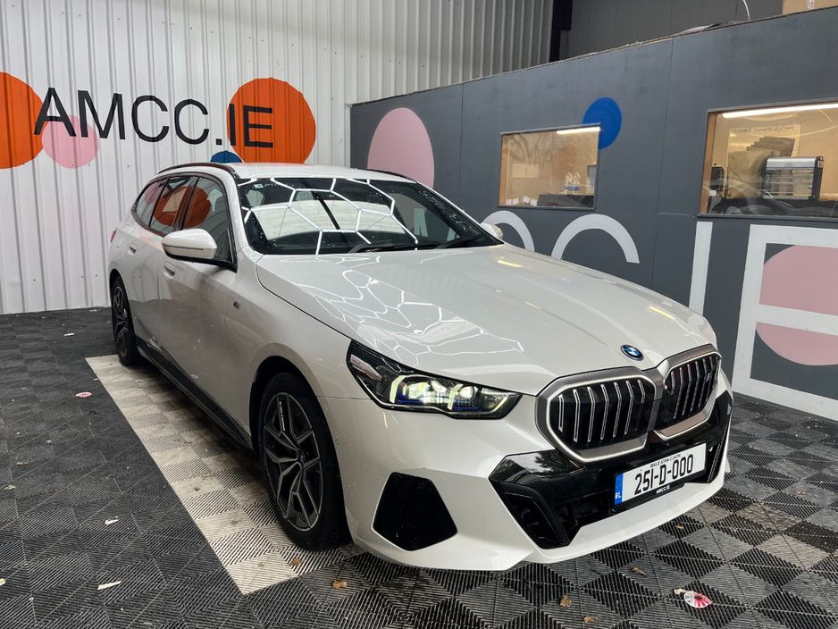 Image for 2025 BMW i5 2025 BMW I5 EDRIVE40 TOURING AUTOMATIC / CRUISE CONTROL / 360 CAMERA / ELECTRIC MEMORY & HEATED SEATS / AMBIENT LIGHTS / APPLE CARPLAY AND MORE