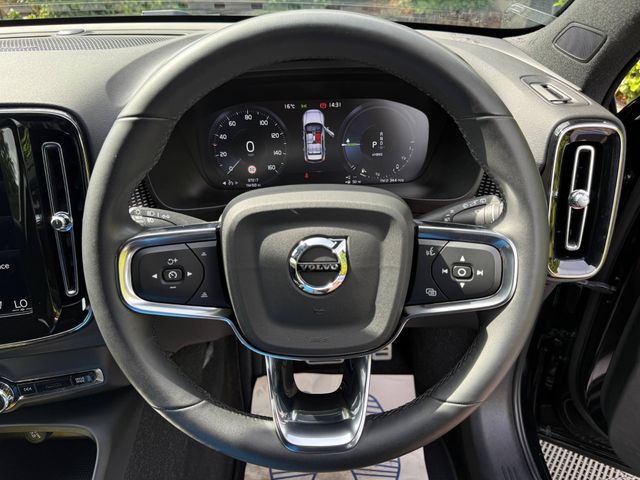 Image for 2022 Volvo XC40 T4 R-DESIGN PRO 1.5 RECHARGE HYBRID AUTO // APPLE CAPRLAY/ANDROID AUTO // LEATHER/ALCANTARA R-DESIGN SEATS // PARKING SENSORS