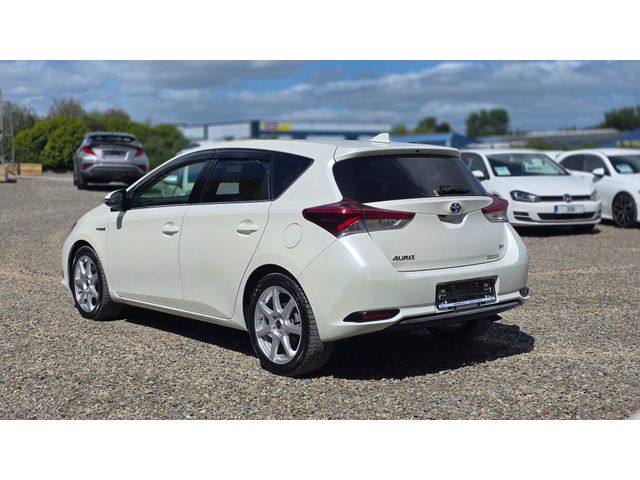 Image for 2016 Toyota Auris Hybrid 