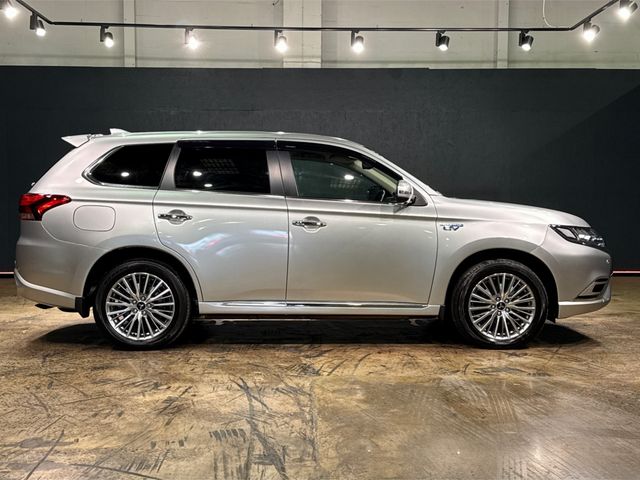 Image for 2021 Mitsubishi Outlander PHEV 2.4L AUTOMATIC TWIN MOTOR 4WD - REVERSE CAMERA - HALF BLACK LEATHER UPHOLSTERY