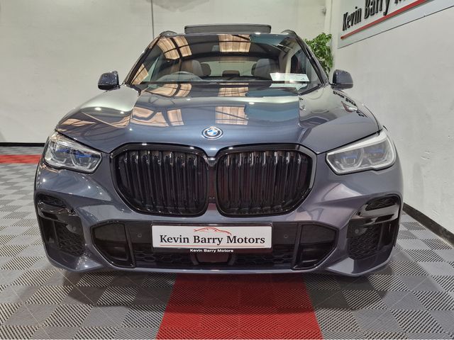 Image for 2022 BMW X5 45E M SPORT (COLOSSAL SPEC) AUTOMATIC **ACTIVE CRUISE CONTROL / BMW LASER HEADLIGHTS / COOLING & MASSAGE SEATS / COMFORT FRONT SEATS / HEADS UP DISPLAY / REVERSE CAMERA / WIRELESS PHONE CHARGING**