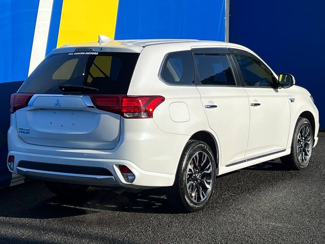 Image for 2017 Mitsubishi Outlander 4WD 2.0 HYBRID // DIAMOND CUT ALLOYS // LEATHER/ALCANTARA HEATED SEATS // PARKING SENSORS
