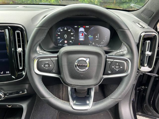 Image for 2023 Volvo XC40 T4 PLUS RECHARGE 1.5 HYBRID // HEATED SEATS // APPLE CARPLAY/ANDROID AUTO// DIAMOND CUT ALLOYS