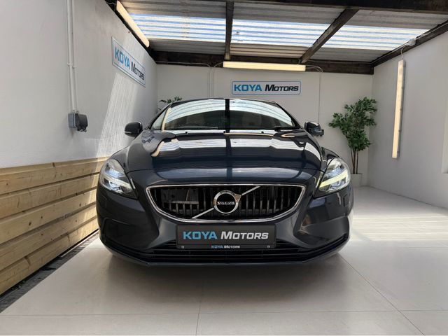 Image for 2019 Volvo V40 2.0 D4 SE LUXURY PLUS DIESEL AUTOMATIC // MASSIVE SPEC // HALF HEATED LEATHER // REVERSING CAMERA // CRUISE CONTROL // LANE ASSIST // COLLISION WARNING SYSTEM // UPGRADED SPORT ALLOYS