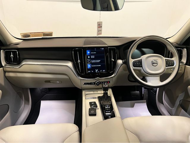 Image for 2020 Volvo XC60 D4 MOMENTUM 5DR AUTO AT