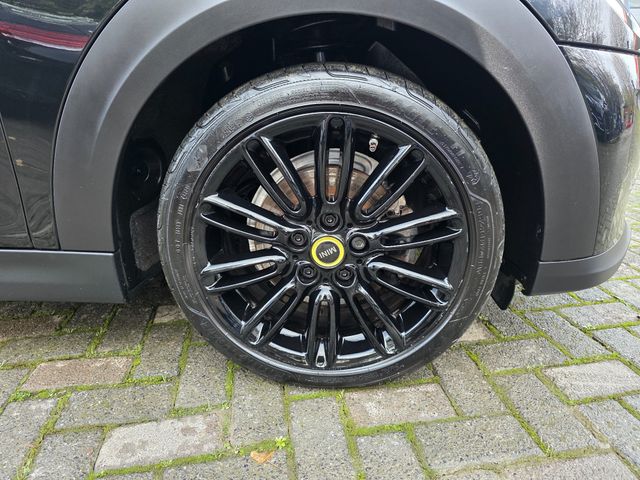 Image for 2022 Mini Cooper S LEVEL 2 ELECTRIC 136 KW 33 KWH . FSH. FINANCE ARRANGED. SIMI. AA APPROVED.