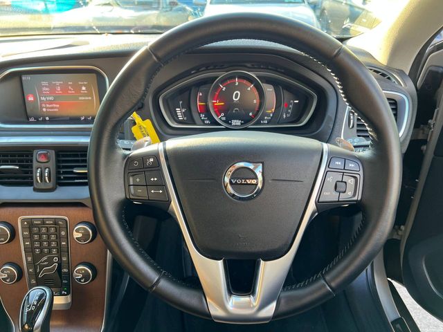 Image for 2019 Volvo V40 D4 CROSS COUNTRY 2.0 D // PAN ROOF // VERY LOW MILEAGE // LEATHER POWERED & HEATED SEATS // BLUETOOTH MUSIC 