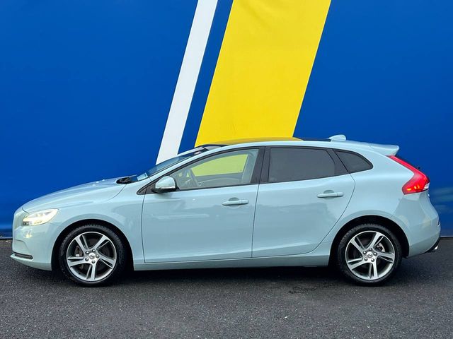 Image for 2017 Volvo V40 D4 2.0 D // PANORAMIC SUNROOF // VOLVO SERVICE HISTORY // REVERSE CAMERA