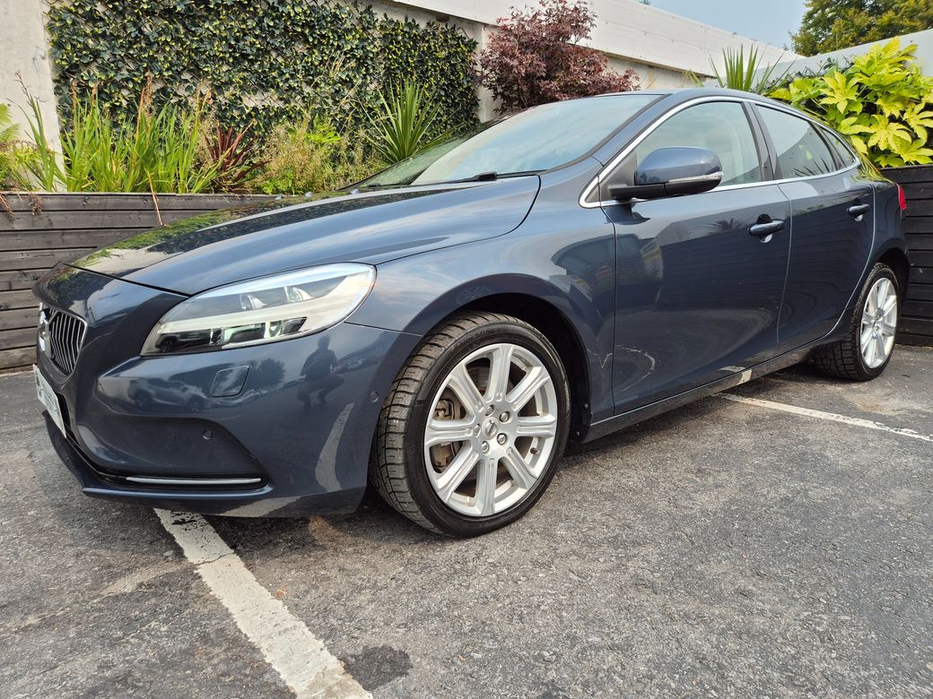Image for 2020 Volvo V40 1.5 T3 AUTO/ CLASSIC INSCRIPTION WITH PANORAMIC ROOF / TOP SPEC 