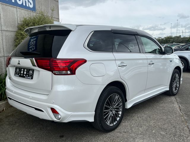 Image for 2019 Mitsubishi Outlander S EDITION 4WD PHEV 2.4 PETROL HYBRID AUTO //HIGH SPEC//VERY LOW MILES//FULL LEATHER ELECTRIC HEATED SEATS//REVERSE CAMERA//SUNROOF//ADAPTIVE CRUISE CONTROL//KEYLESS ENTRY//