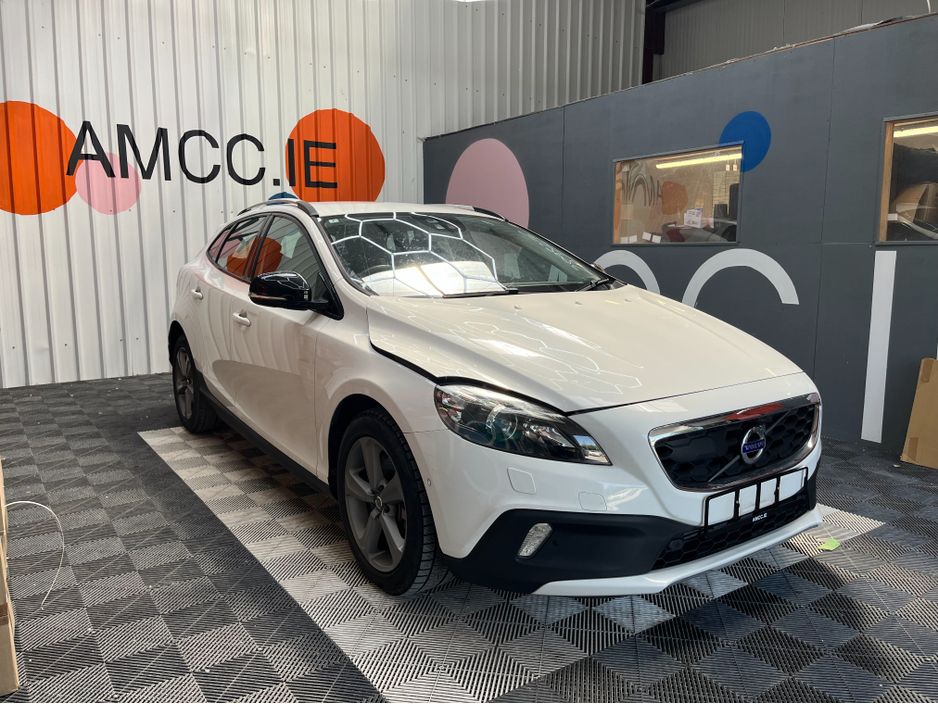 Image for 2016 Volvo V40 2016 VOLVO V40 CROSSCOUNTRY D4 2.0 AUTOMATIC / CRUISE CONTROL / REVERSE CAMERA / ELECTRIC MEMORY & HEATED SEATS AND MORE