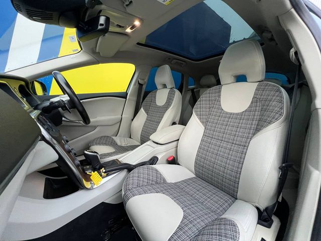 Image for 2017 Volvo V40 D4 2.0 D // PANORAMIC SUNROOF // VOLVO SERVICE HISTORY // REVERSE CAMERA