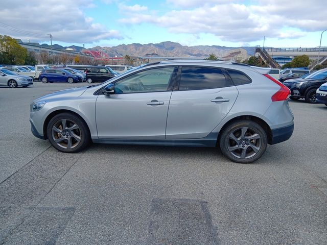 Image for 2016 Volvo V40 2.0 D4 CROSS COUNTRY SE LUXURY DIESEL 190 BHP AUTOMATIC // FULL LEATHER ELECTRIC SEATS // REVERSING CAMERA // CRUISE CONTROL // LANE ASSIST // FULL HARMAN KARDON SURROUND SOUND SYSTEM // TOP SPEC