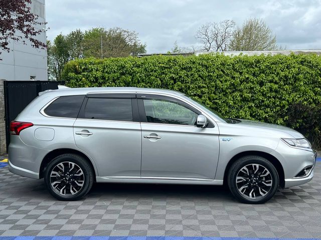 Image for 2018 Mitsubishi Outlander G PACKAGE 4WD 2.0 HYBRID // SERVICE HISTORY // DIAMOND CUT ALLOYS // LEATHER/ALCANTARA HEATED SEATS