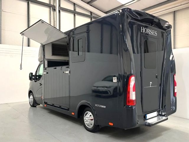 Image for 2019 Nissan NV400 Stallion Box