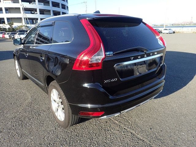 Image for 2017 Volvo XC60 **TINY KMS**2.0 D4 DIESEL SE LUXURY PREMIUM AUTOMATIC **PAN ROOF** // TOP SPEC // FULL ELECTRIC MEMORY HEATED LEATHER // CRUISE CONTROL // ELECTRIC TAILGATE // REVERSING CAMERA // LANE ASSIST