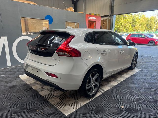 Image for 2019 Volvo V40 2019 VOLVO V40 D4 MOMENTAM AUTOMATIC 2.0/ PARKING CAMERA/ CRUISE CONTROL/ PADDLE SHIFTERS/ ELETRIC AND HEATED SEATS