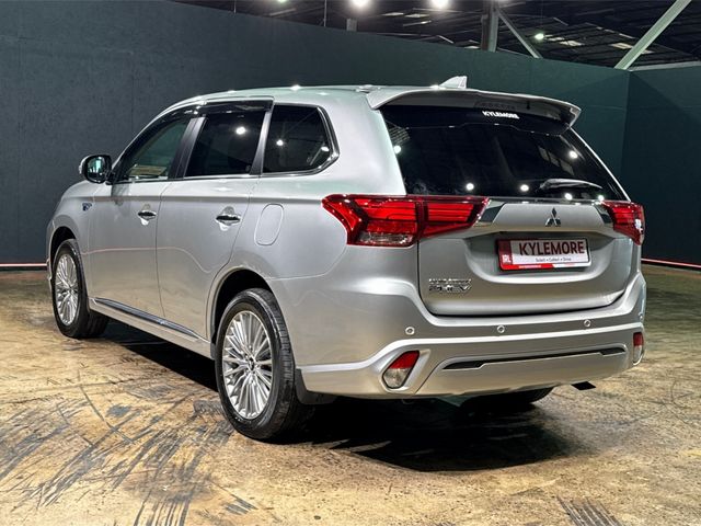 Image for 2021 Mitsubishi Outlander PHEV 2.4L AUTOMATIC TWIN MOTOR 4WD - REVERSE CAMERA - HALF BLACK LEATHER UPHOLSTERY