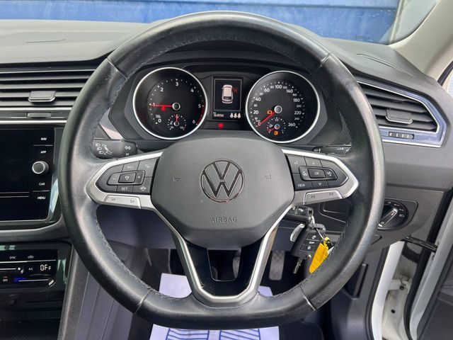 Image for 2021 Volkswagen Tiguan LIFE 2.0 TDI // REVERSE CAMERA // APPLE CARPLAY/ANDROID AUTO // DUAL ZONE CLIMATE CONTROL