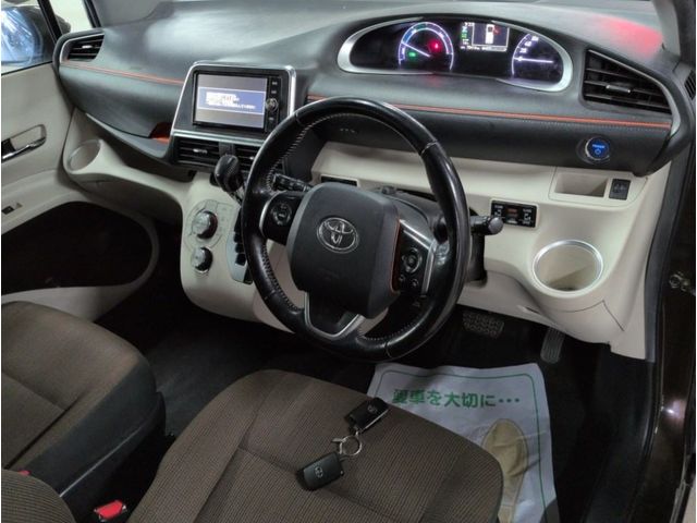 Image for 2017 Toyota Sienta 1.5 Petrol Hybrid Auto