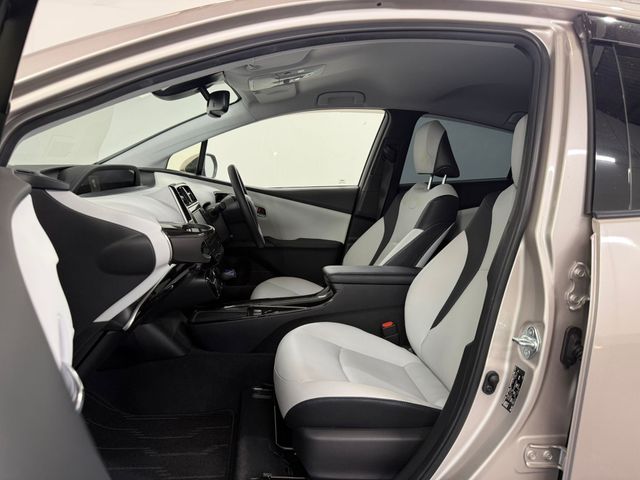 Image for 2019 Toyota Prius **LUXURY**FULL 2 TONE LEATHER**ELECTRIC SEATS**HEATED SEATS**HEAD UP DISPLAY**KEYLESS ENTRY AND START**LANE DEPARTURE WARNING**BLIND SPOT WARNING**COLLISION WARNING**AUTO LIGHTS**AUTO WIPERS**