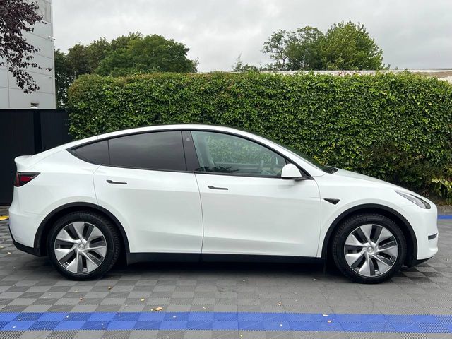 Image for 2023 Tesla Model Y LONG RANGE AWD // PANORAMIC SUNROOF // TESLA AUTOPILOT // LEATHER HEATED SEATS