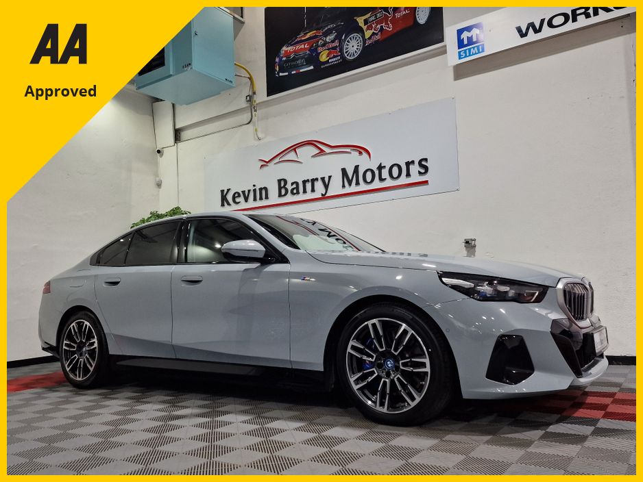 Image for 2023 BMW i5 EDRIVE40 M SPORT (84KWH BATTERY) AUTOMATIC **ONE OWNER / APPLE CARPLAY / CRUISE CONTROL / HARMAN KARDON SOUND / HEATED FRONT SEATS / REVERSE CAMERA / WIRELESS PHONE CHARGING / BMW WARRANTY 12/2026**