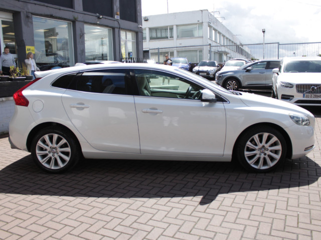 Image for 2016 Volvo V40 T3 R-DESIGN 1.5 5DR AUTO ESTATE 