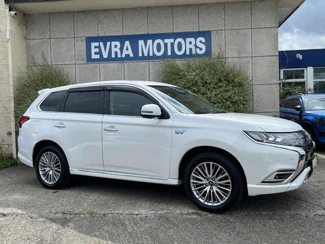 Image for 2021 Mitsubishi Outlander G 4WD PHEV AUTOMATIC 2.4 PETROL //HIGH SPEC//REVERSE CAMERA//HALF LEATHER ELECTRIC HEATED SEATS//HEATED STEERING WHEEL//ADAPTIVE CRUISE CONTROL//KEYLESS ENTRY//