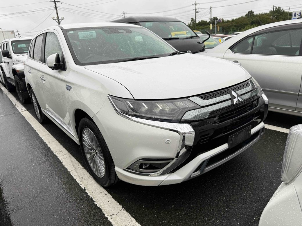 Image for 2018 Mitsubishi Outlander G PHEV 4WD AUTOMATIC HYBRID 2.4 PETROL //HIGH SPEC//LOW MILES//HALF LEATHER HEATED SEATS//REVERSE CAMERA//ADAPTIVE CRUISE CONTROL//KEYLESS ENTRY//HEATED STEERING WHEEL//