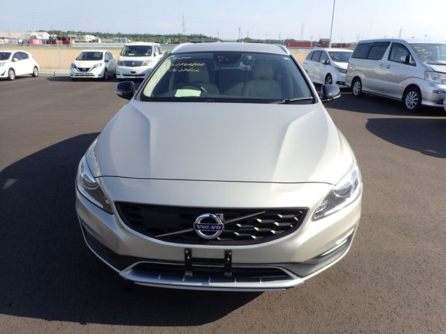 Image for 2017 Volvo V60 2.0 D4 CROSS COUNTRY SE LUXURY DIESEL 190 BHP AUTOMATIC // FULL LEATHER ELECTRIC SEATS // REVERSING CAMERA // CRUISE CONTROL // LANE ASSIST // COLLISION WARNING SYSTEM // TOP SPEC