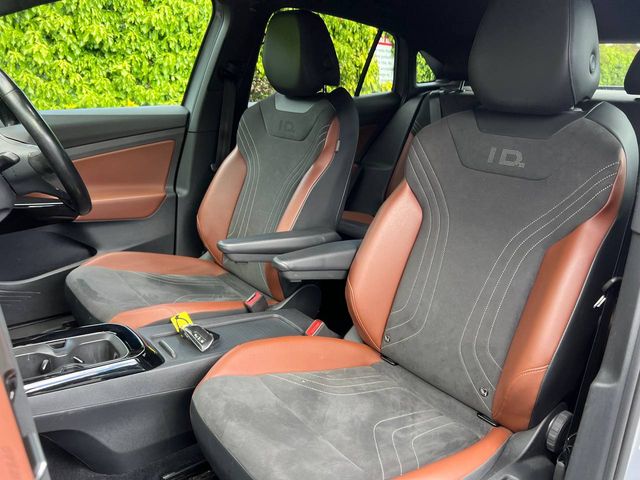 Image for 2023 Volkswagen ID.5 PRO BUSINESS 77KWH // 19" DIAMOND CUT ALLOYS // LEATHER/ALCANTARA INTERIOR // APPLE CARPLAY/ANDROID AUTO