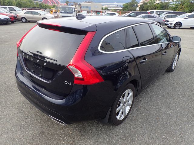 Image for 2018 Volvo V60 2.0 D4 SE LUXURY DIESEL 190 BHP AUTO // FULL LEATHER ELECTRIC SEATS // REVERSING CAMERA // CRUISE CONTROL // LANE ASSIST // COLLISION WARNING SYSTEM // LOW KMS // TOP SPEC // UPGRADED SPORT ALLOYS