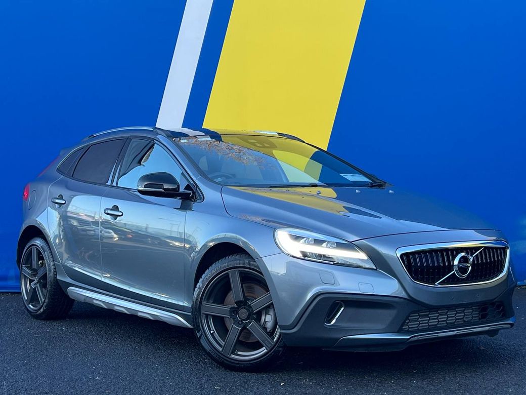 Image for 2018 Volvo V40 D4 CROSS COUNTRY 2.0 D // PANORAMIC SUNROOF // 18" SCHMIDT SS ALLOYS // HARMAN/KARDON