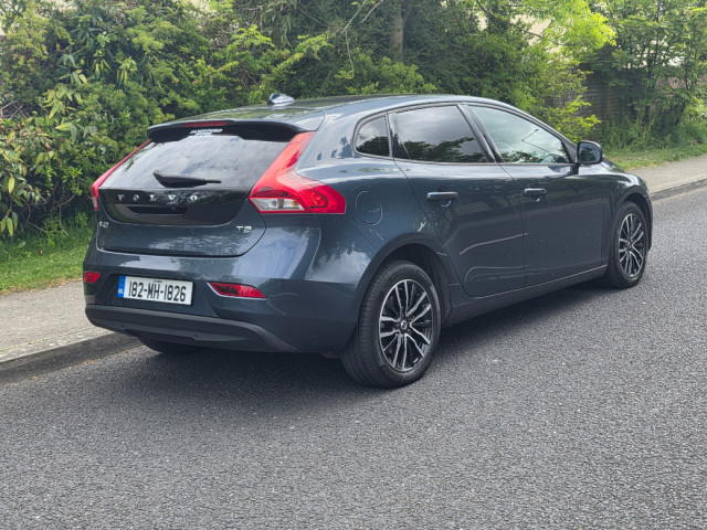 Image for 2018 Volvo V40 2.0 T2 Momentum NAV+ 122BHP 5DR