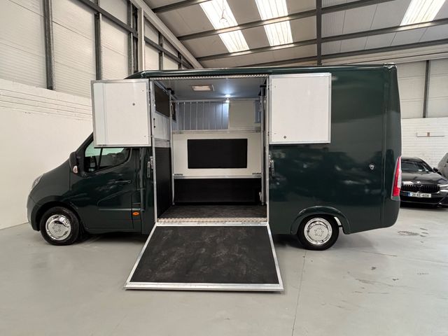 Image for 2021 Vauxhall Movano Horsebox 