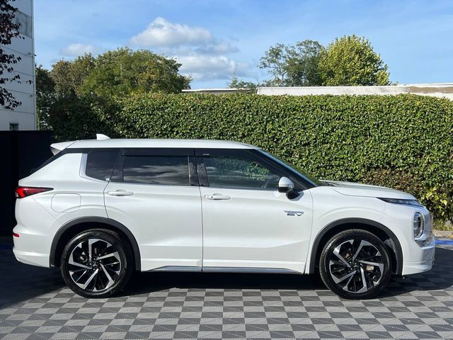 Image for 2022 Mitsubishi Outlander 7-SEATER 2.4 HYBRID AUTO // BOSE SOUND SYSTEM // DIAMOND CUT ALLOYS // APPLE CARPLAY/ANDROID AUTO