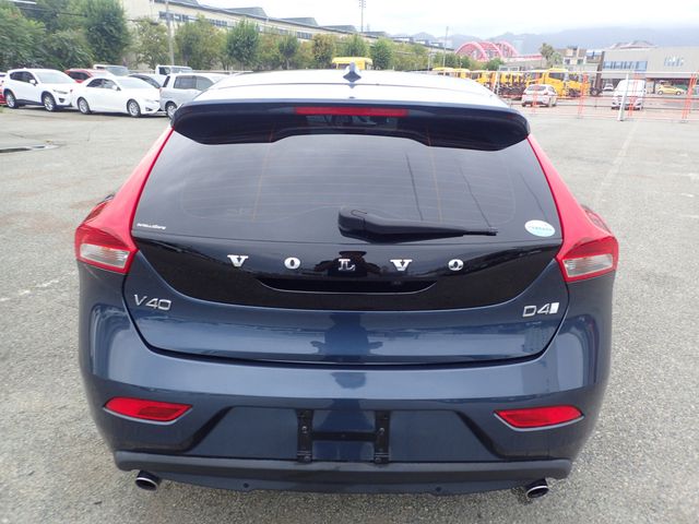 Image for 2019 Volvo V40 2.0 D4 SE LUXURY PLUS DIESEL AUTOMATIC // MASSIVE SPEC // HALF HEATED LEATHER // REVERSING CAMERA // CRUISE CONTROL // LANE ASSIST // COLLISION WARNING SYSTEM // UPGRADED SPORT ALLOYS