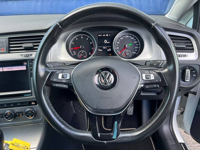 Image for 2017 Volkswagen Golf COMFORTLINE 1.2 TSI AUTO // ADAPTIVE CRUISE CONTROL // 17" ALLOYS // REVERSE CAMERA
