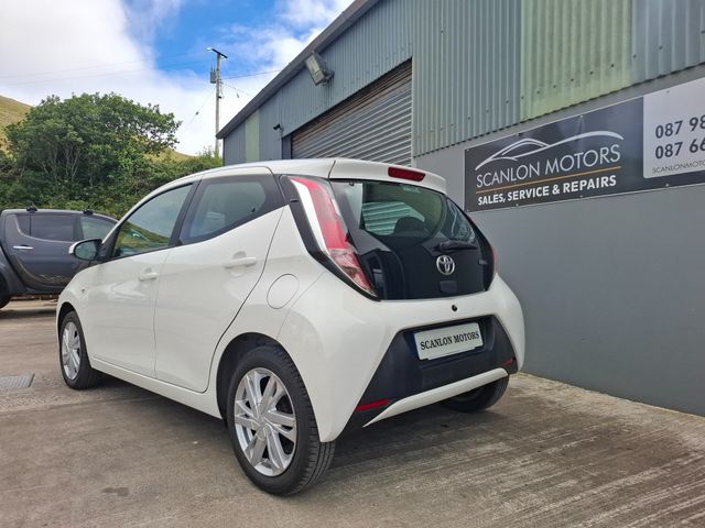 Image for 2015 Toyota Aygo 1.0 5DR X-play 4DR