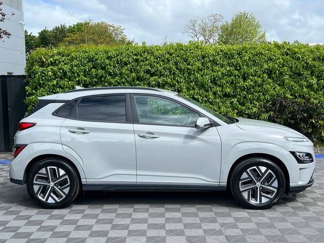 Image for 2023 Hyundai Kona PREMIUM 64 KWH // HEATED SEATS // REVERSE CAMERA // APPLE CARPLAY/ANDROID AUTO